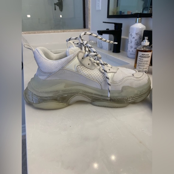 BALENCIAGA WOMEN  TRIPLE S SNEAKER SIZE 39 - Picture 9 of 16